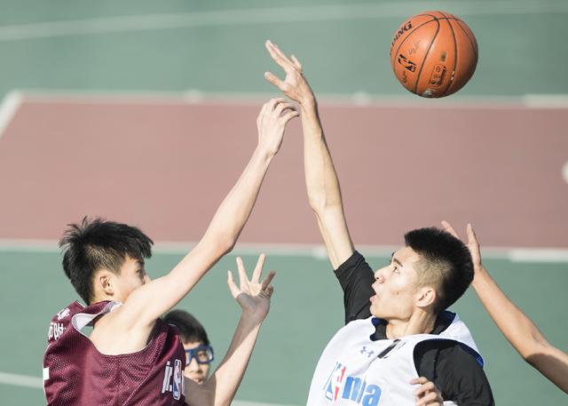 老板办公室强吻亲胸视频