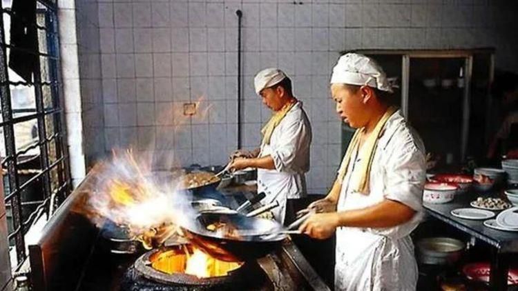 双腿吊起乳夹女仆调教